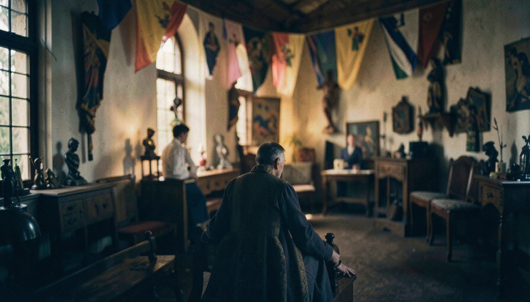 Brett filmiskt fotografi med grunt skärpedjup, dominerat av mjuka jordtoner och dämpat guldbrunt ljus som faller över en historisk miljö.
