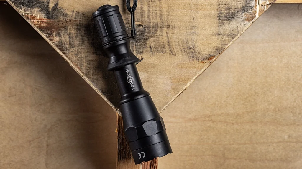 The P1RZ-B-DFT Dual Fuel Combat Light is a member of the SureFire Peacekeeper Series. it's also the latest generation CombatLight. It generates up to 1,500 lumens of intense white light.