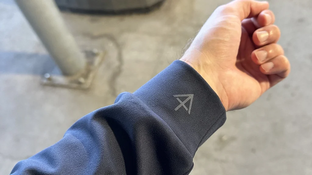 Keeping things discreet, the only logo is the company's logo on the right sleeve cuff.