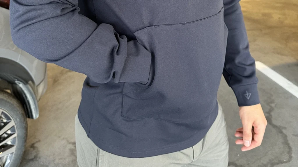 The large, functional kangaroo hand pocket in the front also serves as a pass-through.